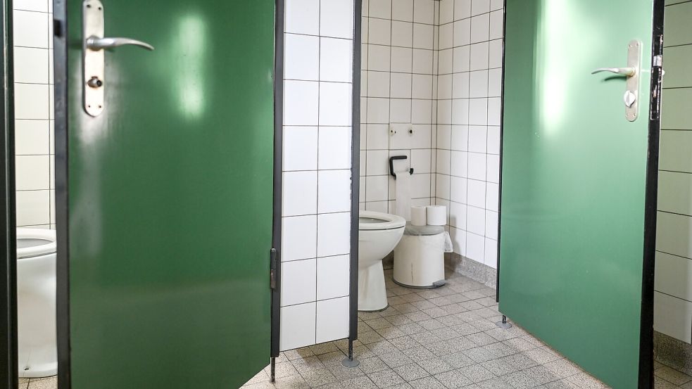 Weil unter Tür hindurch gefilmt und fotografiert wird, trauen sich Schüler an einer Brennpunktschule in Hannover nicht mehr auf die Toilette zu gehen. Foto: IMAGO/Funke Foto Services