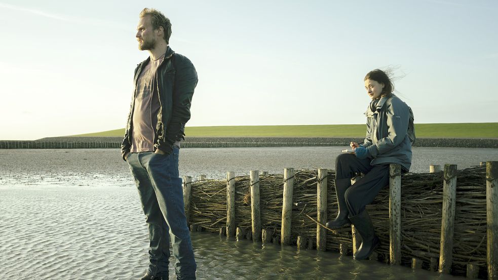 Iven (Anton Spieker) möchte Wienke (Philine Schmölzer) vor der Wahrheit beschützen. Foto: ARD Degeto/Nordfilm GmbH/Christine Schroeder