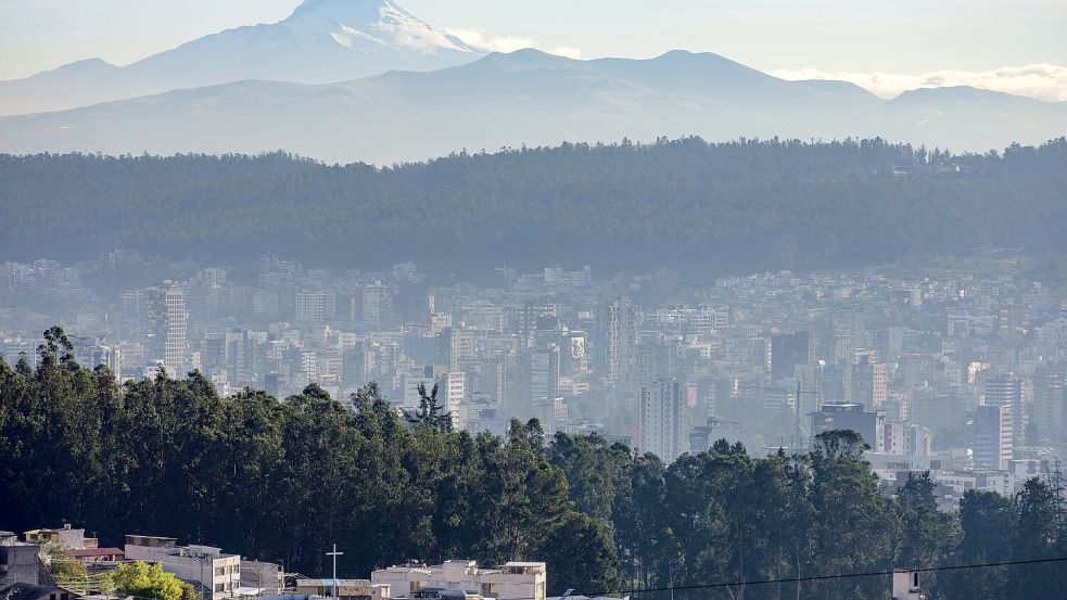 Der Blick auf den Vulkan Cayambe aus Quito, der Hauptstadt Ecuadors. Foto: IMAGO/imagebroker