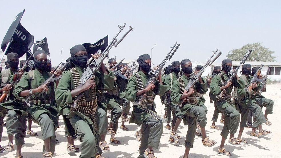 Die islamistische Terrorgruppe Al-Shabaab verübt seit Jahren immer wieder Anschläge in Somalia. Foto: Farah Abdi Warsameh/AP/dpa