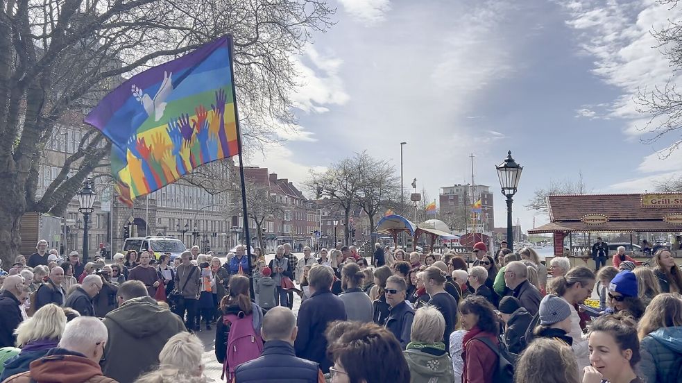 350 Emderinnen und Emder haben am Sonnabend für Demokratie im Stadtgarten gesungen. Foto: Weiden