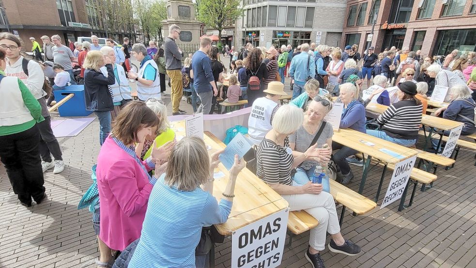 Auch die „Omas gegen rechts“ waren wieder vor Ort. Foto: Wolters