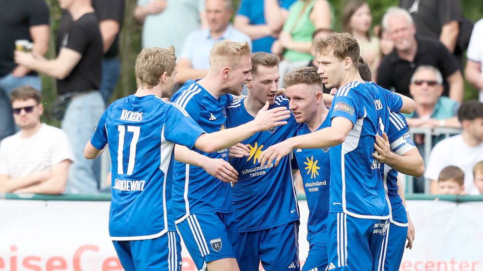 Tobias Steffen (Zweiter von rechts) erzielte für Kickers die 1:0-Führung. Foto: Doden, Emden