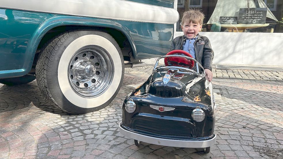 Jung übt‘s sich: Neben den großen Autos gibt es auf dem Oldtimer Markt an diesem Sonntag auch Miniaturmodelle zu bewundern. Foto: Weiden