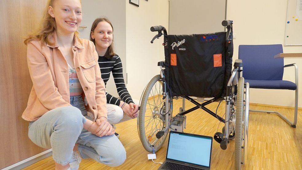 Mithilfe Künstlicher Intelligenz haben Lotte Luise Goldenstein (links) und Finja Harms vom Gymnasium Papenburg ein Bremssystem für Rollstühle entwickelt. Foto: Schade