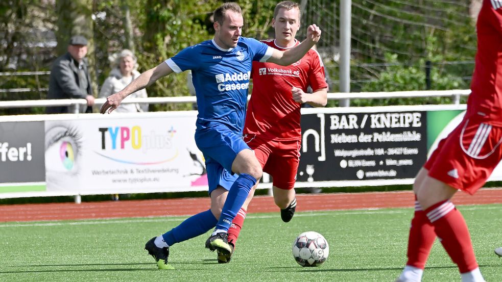 Manuel Meints (am Ball) hatte einige auffällige Szenen für Esens. Foto: Doden/Blomberg