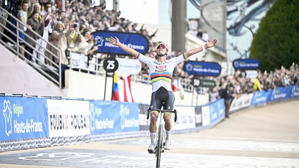 Mathieu van der Poel gewann nach der Flandern-Rundfahrt auch Paris-Roubaix. Foto: Jasper Jacobs/Belga/dpa