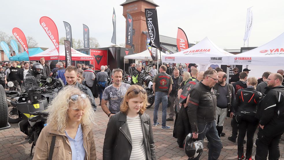 Das Frühlingsfest in Augustfehn war am Samstag schon sehr gut besucht. Foto: Passmann