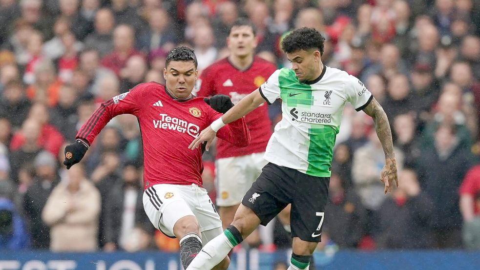 Luis Diaz (r) und der FC Liverpool trennten sich von Casemiro und Manchester United 2:2. Foto: Martin Rickett/PA Wire/dpa