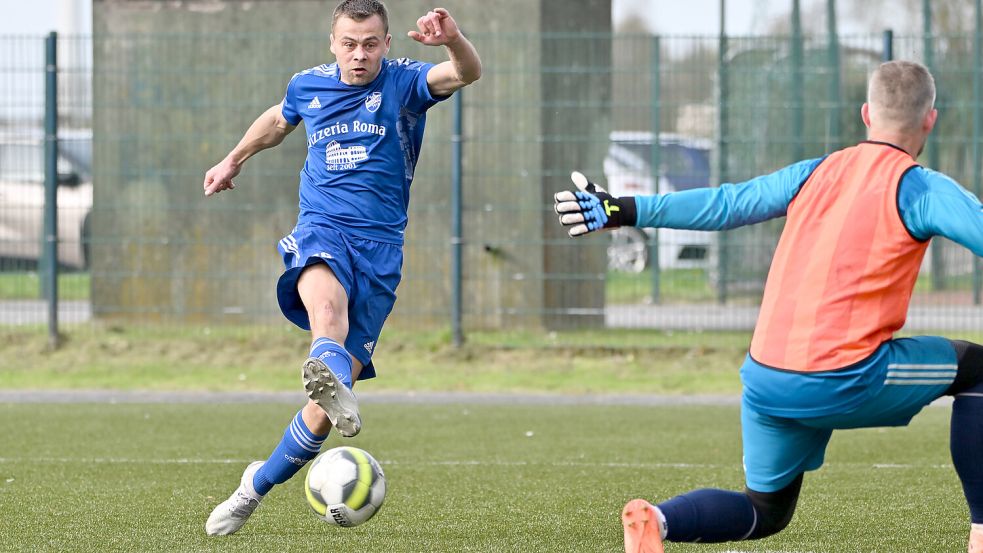 Holtriems Torjäger Thorsten Lettau war am Sonnabend kaum zu stoppen. Mit fünf Treffern führte er sein Team zum 6:1-Heimerfolg. Fotos: Doden, Blomberg