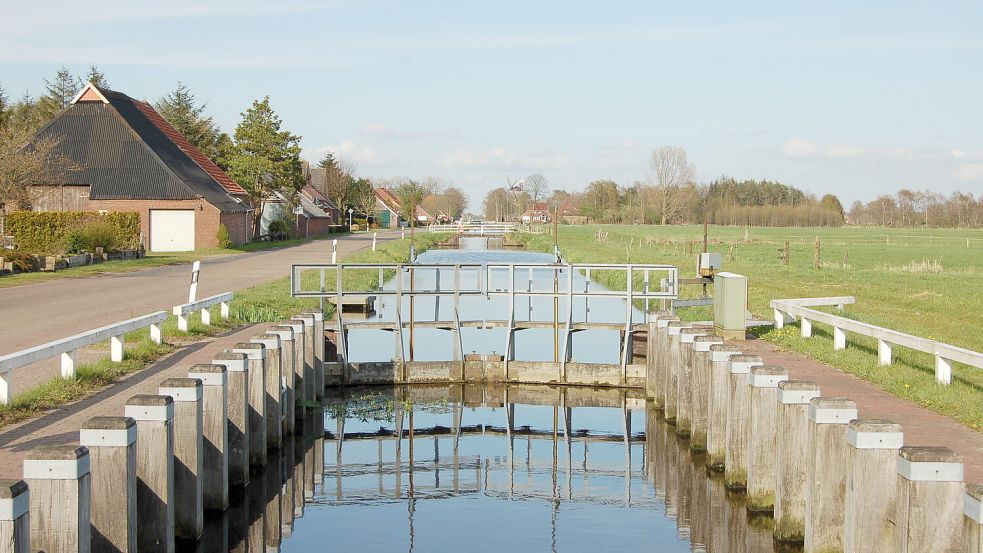 Nach Beendigung der Fehnschifffahrt Mitte der 1950er Jahre verfielen die Fehnanlagen, so auch die Kastenschleuse. 1991 wurde sie restauriert. Foto: Trauernicht