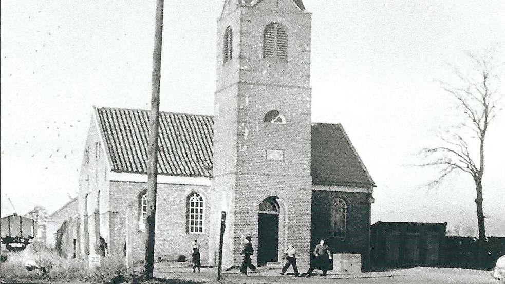 1830 entstand die zweite Schule Spetzerfehns am Unterende; 20 Jahre später wurde der Glockenturm erbaut. Dieses Gebäude wurde nicht zuletzt auf Initiative einiger Anwohner aus dem Unterende erhalten und dient heute als Kapelle. Foto: Archiv Hinrich Trauernicht