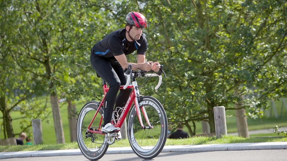 Voll fit: Fahrradfahren trainiert viele, verschiedene Muskeln. Foto: Christin Klose/dpa-tmn