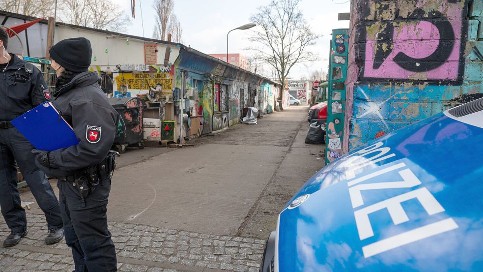 Einsatzkräfte der Polizei suchten bei der Fahndung nach den früheren RAF-Terroristen Staub und Garweg das Gelände am Markgrafendamm im Stadtteil Friedrichshain in Berlin ab. Foto: Christophe Gateau/dpa