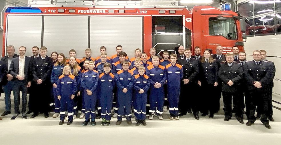 Tagen wie die Großen: Unter interessierter Beobachtung von Eltern und Gästen hielt die Jugendfeuerwehr Warsingsfehn ihre eigene Jahreshauptversammlung ab. Fotos: Wolters