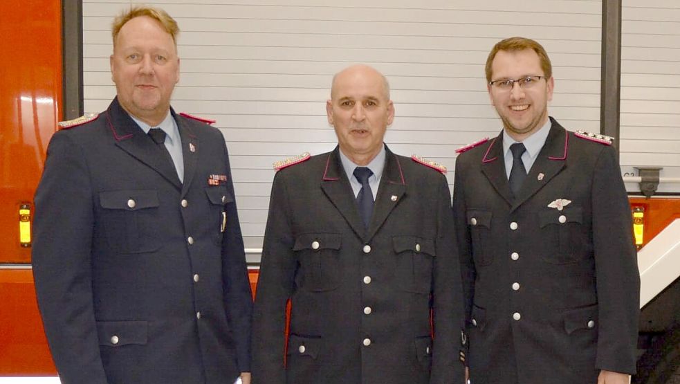Gemeindebrandmeister Karsten Leerhoff (links) und der stellvertretende Ortsbrandmeister Thorsten Peters (rechts) gratulierten Ortsbrandmeister Ingo Brinker zu seiner Wiederwahl.
