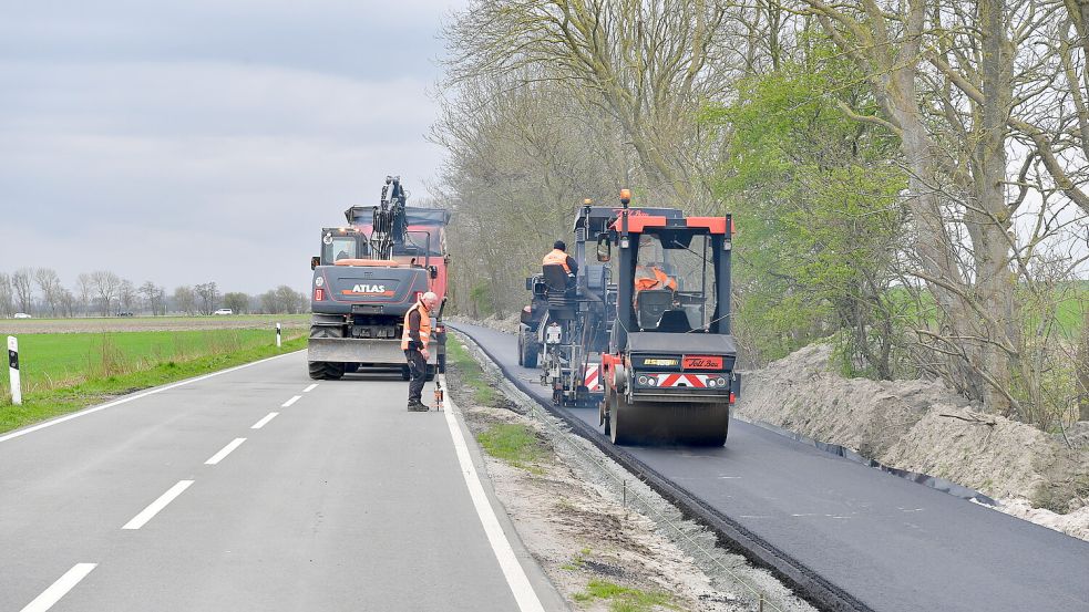 Die Arbeiten am Bürgerradweg zwischen Norden und Greetsiel werden fortgesetzt. Foto: Wagenaar