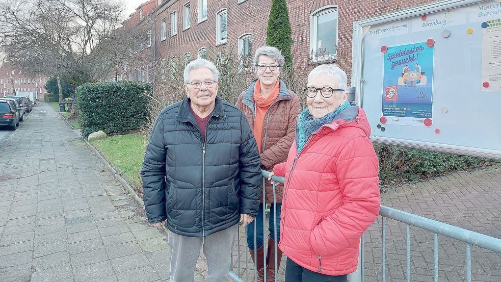 Berendine Bamminger (von rechts), Angelika Fein und Karl Acker beraten ehrenamtlich Menschen, die Fragen zu ihren Mietverhältnissen haben. Foto: Hanssen