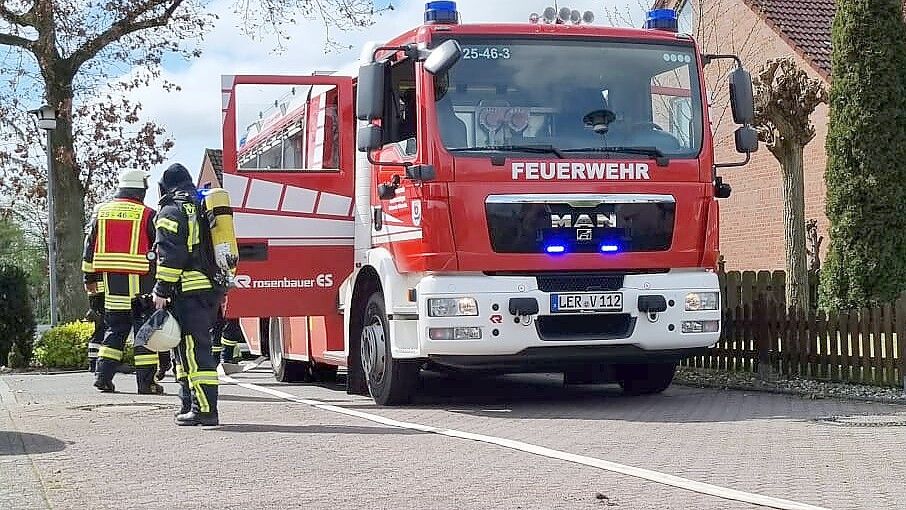 Bei Baggerarbeiten in der Focko-Ukena-Straße ist eine Gasleitung beschädigt worden. Die Feuerwehr Völlenerfehn war schnell vor Ort. Foto: Feuerwehr Völlenerfehn