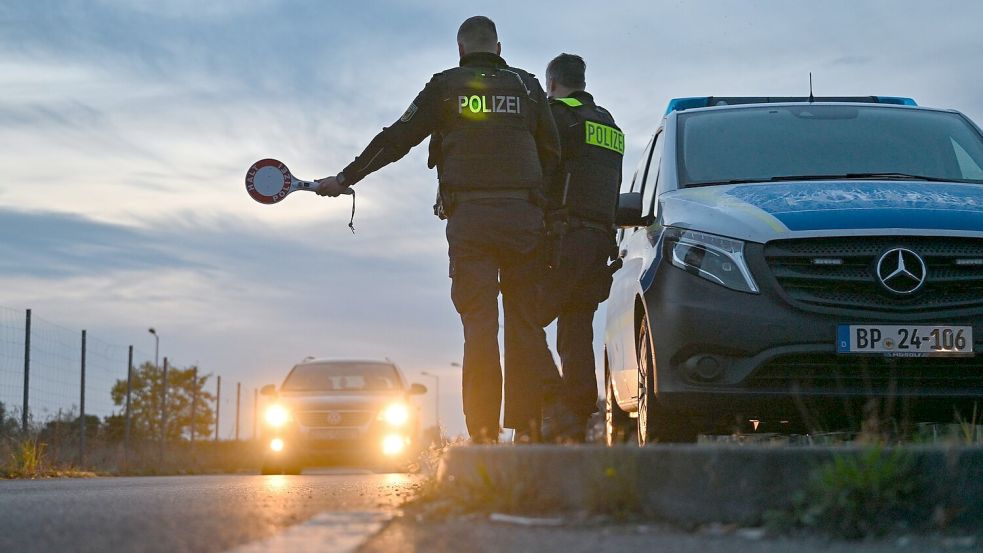 Beamte der Bundespolizei stoppen an der deutsch-polnischen Grenze ein Auto. Bundesinnenministerin Faeser zufolge sind durch vorübergehende Grenzkontrollen seit Oktober 17.600 unerlaubte Einreisen verhindert worden. Foto: Patrick Pleul/dpa
