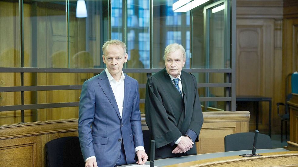 Der verurteilte Arzt Christoph Turowski (l) und sein Anwalt im Gerichtssaal 500 des Kriminalgerichts Moabit. Foto: Jörg Carstensen/dpa