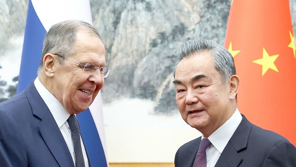 Der russische Außenminister Sergej Lawrow (l.) und sein chinesischer Amtskollege Wang Yi. Foto: Russian Foreign Ministry Press Service/AP/dpa