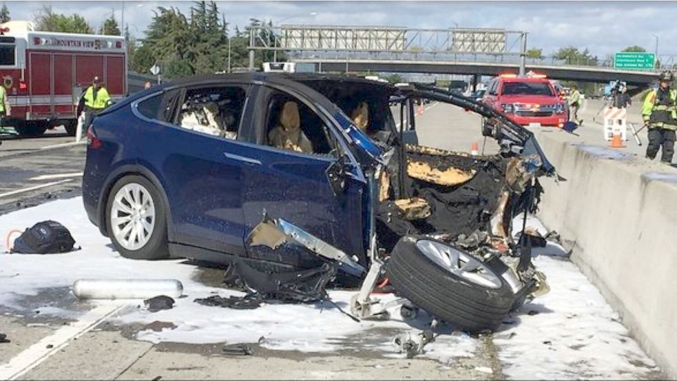 Ein Mann fuhr im Jahr 2018 mit seinem Tesla bei eingeschaltetem „Autopilot“-System gegen einen Betonpoller in Kalifornien. Foto: -/KTVU/AP/dpa