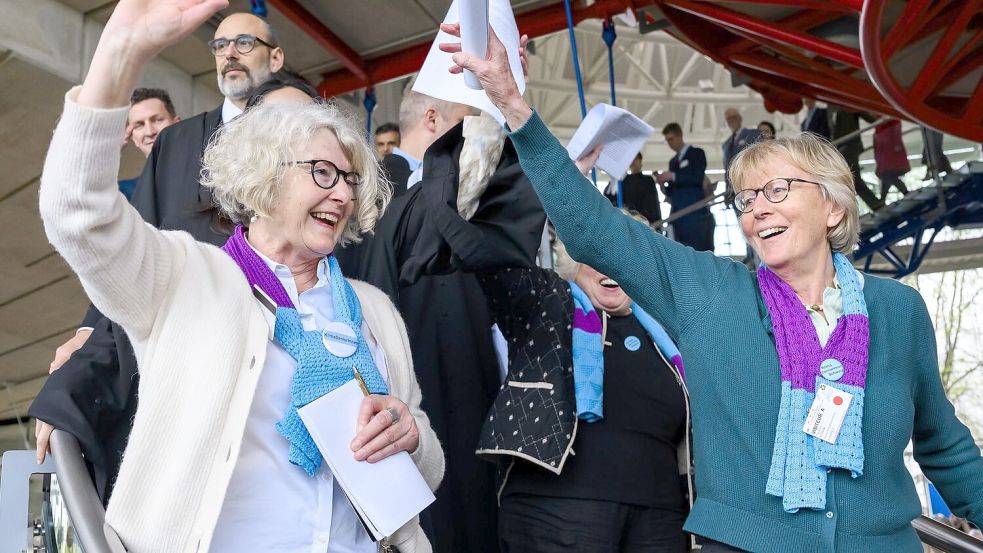 Freude bei den Klagenden: Die Schweizer Klimaseniorinnen nach dem Urteil vor dem Gerichtsgebäude. Foto: Jean-Christophe Bott/KEYSTONE/dpa