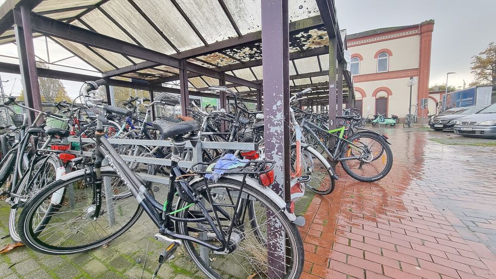 Derzeit gibt es nur einen in die Jahre gekommenen Unterstand für Fahrräder am Leeraner Bahnhof. Das soll sich ändern. An dieser Stelle soll die Fahrradstation entstehen. Foto: Bothe