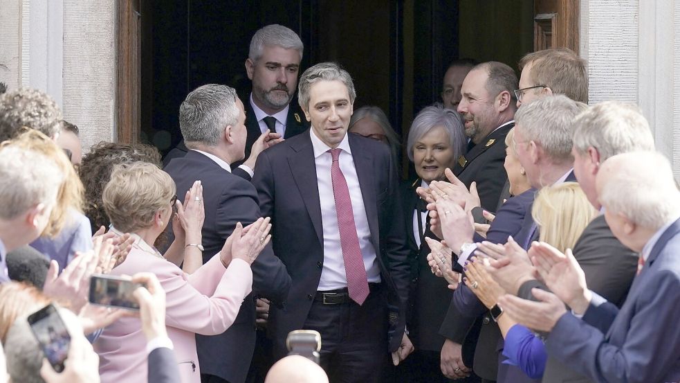 Simon Harris verlässt nach seiner Wahl zum neuen Premierminister von Irland das Parlament. Foto: Niall Carson/PA Wire/dpa