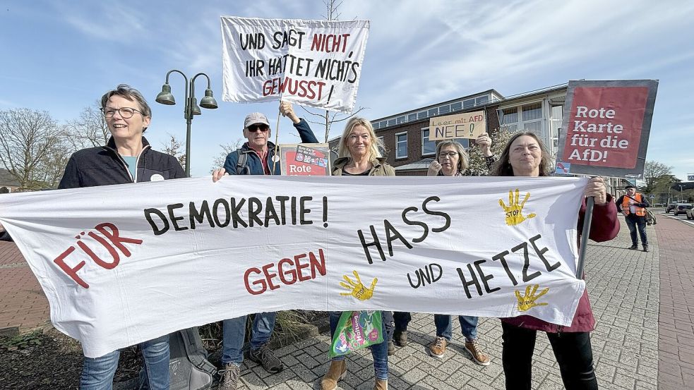 Mechthild Tammena, Ortsvereinsvorsitzende der Grünen Leer (Mitte), hatte den Protest gegen den AfD-Parteitag kurzfristig organisiert. Foto: Hock