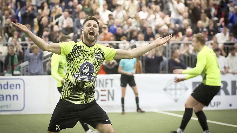 Tobias Damm (vorne) verlässt die Sportfreunde Larrelt. Foto: Doden, Emden