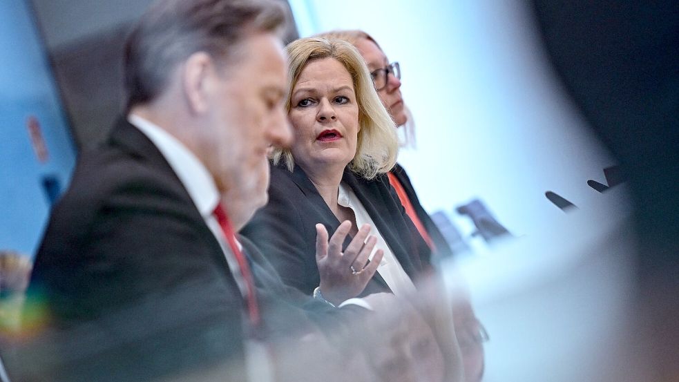 Nancy Faeser (SPD, 2.v.r.) Bundesministerin des Innern und Heimat, Michael Stübgen (verdeckt), Vorsitzender der Innenministerkonferenz, und Holger Münch, Präsident des Bundeskriminalamtes (BKA), präsentieren die Polizeiliche Kriminalstatistik 2023 (PKS). DPA-Foto: Pedersen