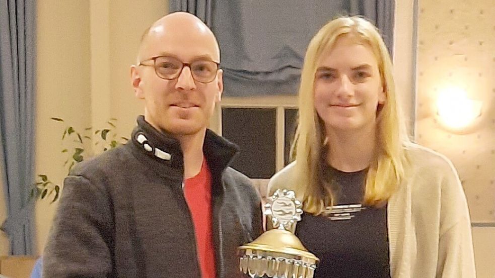 Neele Beneke ist „Sportlerin der Jahres“ des Schwimmvereins Hesel. Schwimmwart Holger Heinen überreichte ihr den Wanderpokal. Foto: privat
