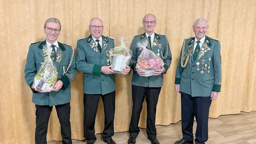 Nach vielen Jahren im Vorstand legten Menko Janssen (von links, erster Kassenwart), Emil Koch (erster Sportleiter) und Johann Weber (erster Damensportleiter) ihre Ämter in jüngere Hände. Vorsitzender Erich Fokken überreichte den drei Leegmoorer Schützen Präsente als Dankeschön für ihre langjährige Arbeit. Foto: privat