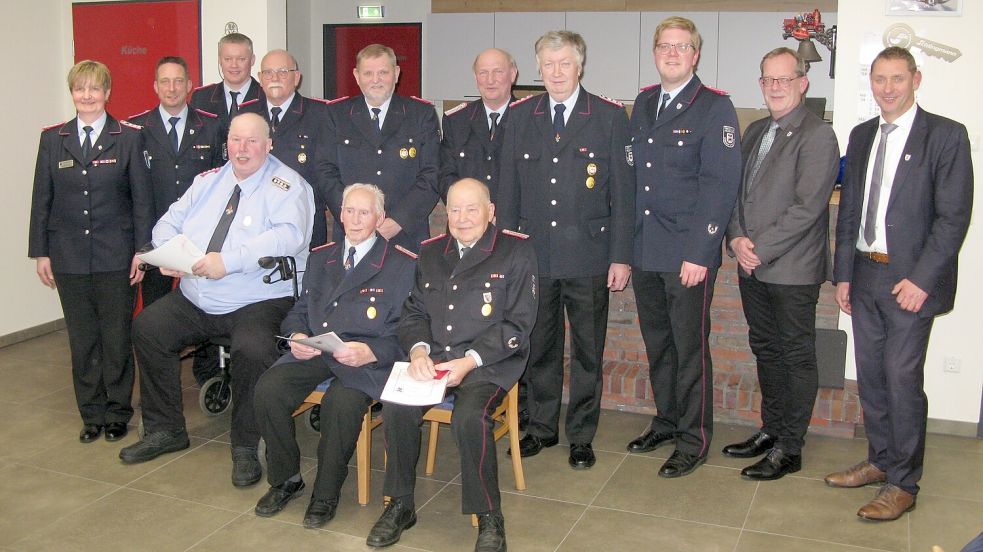 Das Foto zeigt (stehend, von links): Tanja de Freese, Stefan Tiegges, Hartmut Veenhuis, Peter Eggers, Andreas Lohmeyer, Friedrich Hassler, Hermann Peper, Gemeindebrandmeister Arne Saathoff, Ausschussvorsitzender Olaf Eilers, Bürgermeister Heinz Trauernicht sowie (sitzend, v. li.): Georg Ahrenholz, Enno Meyer und Harm de Vries. Foto: privat