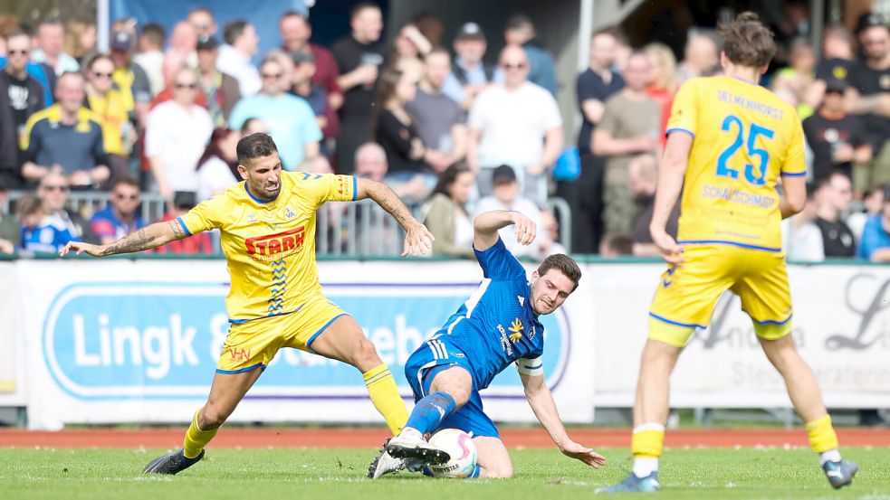 Atlas Delmenhorst hat trotz der 1:2-Niederlage gegen Kickers Emden am Samstag noch reelle Chancen auf Platz zwei und die Qualifikation zu Aufstiegsspielen. Foto: Doden/Emden