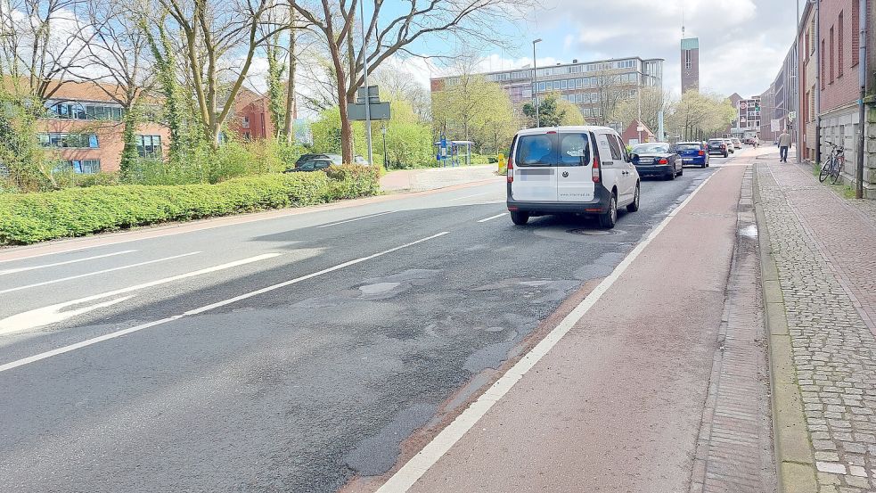 Auf dem viel befahrenen Abschnitt der Abdenastraße, Jungfernbrückstraße (Foto) und Agterum sind einige Schlaglöcher.