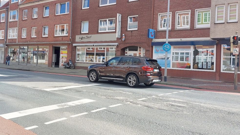 Auf der Neutorstraße bei der Kreuzung zur Straße Zwischen beiden Bleichen wird aktuell die Fahrbahn ausgebessert.