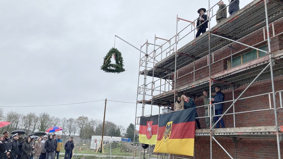 Das dritte Richtfest innerhalb eines Jahres: Auf dem Fliegerhorst Wittmundhafen wurde an der neuen Waffenkammer Richtfest gefeiert. Foto: Oltmanns