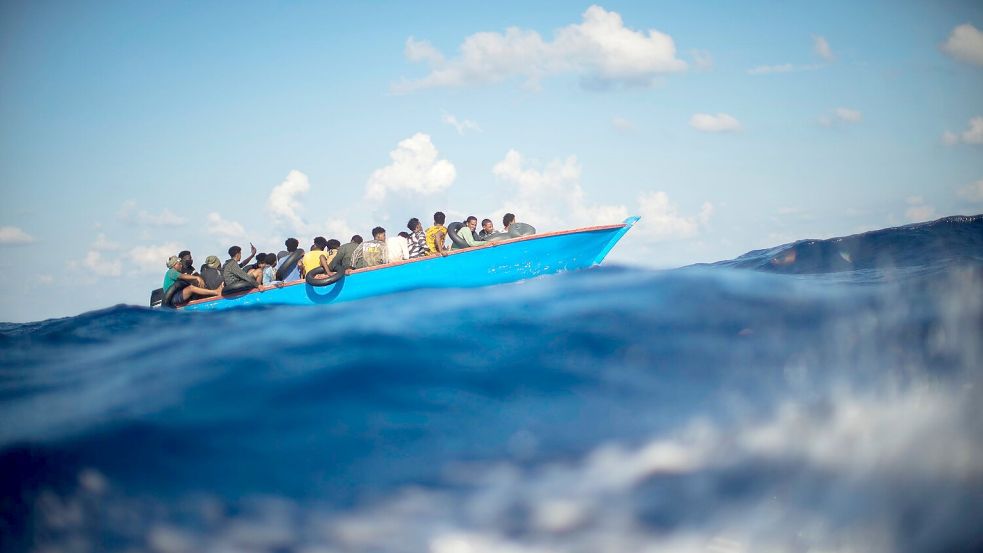 Auf dem Mittelmeer kommt es seit mehreren Jahren immer wieder zu tödlichen Katastrophen mit Flüchtlingsbooten (Archivbild). Foto: Francisco Seco/AP/dpa