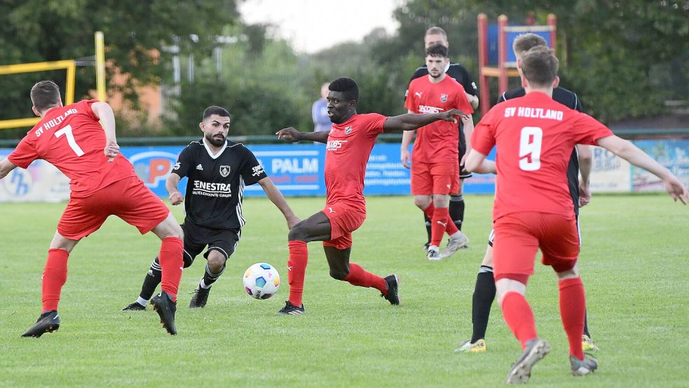 Der SV Holtland (rote Trikots) möchte in der Fußball-Bezirksliga den Klassenerhalt schaffen – auch als gute Basis für eine Spielvereinigung mit dem SV Frisia Brinkum. Foto: Damm