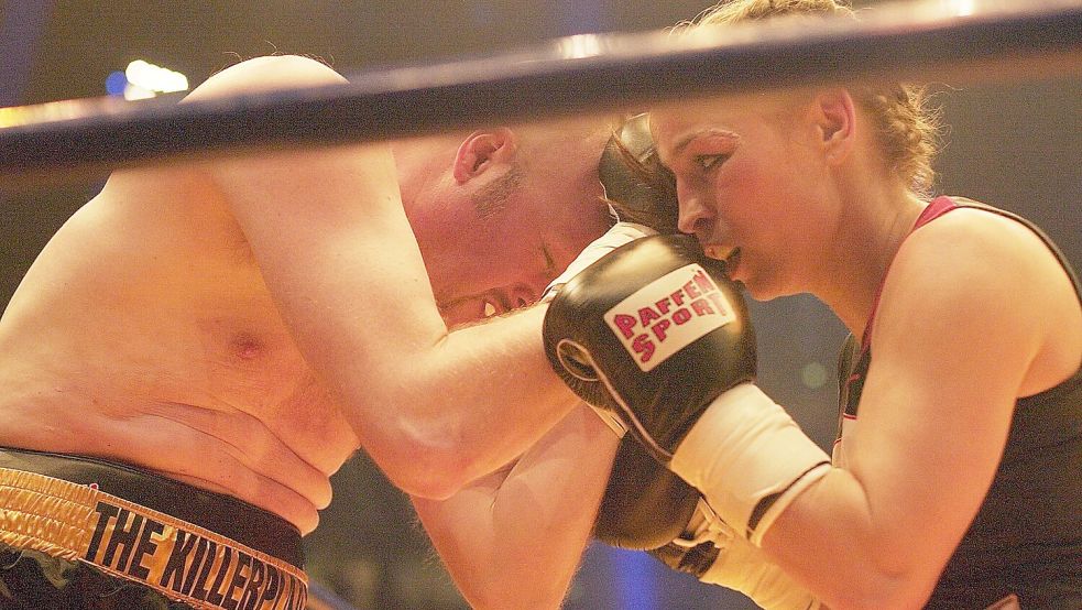 Stefan Raab beim Boxkampf gegen Regina Halmich im März 2007: Gibt es noch eine Revanche? Foto: IMAGO/Marianne Müller