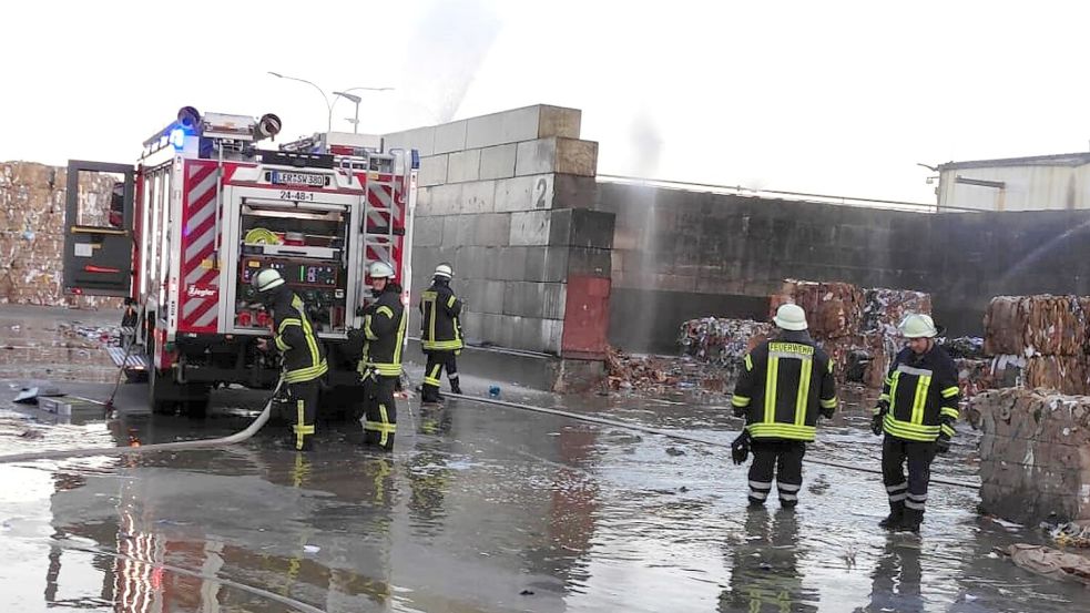 Die Feuerwehr löschte die brennenden Papierballen. Foto: Feuerwehr Weener