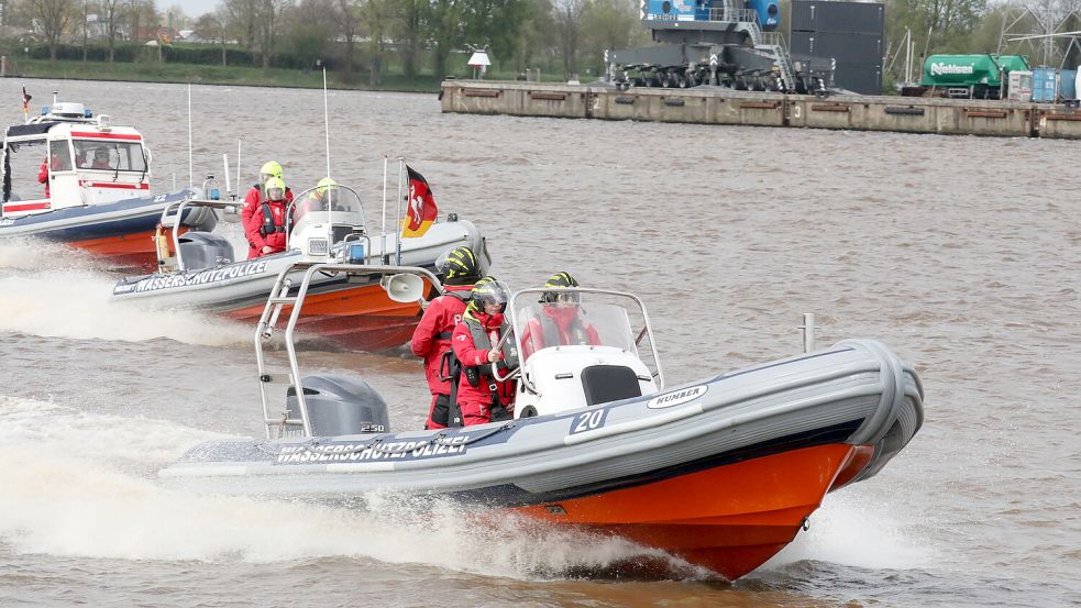 Mitglieder der „Maritimen Einsatzgruppe Niedersachen“ der Wasserschutzpolizeiinspektion fahren mit ihren Schlauchbooten durch den Emder Hafen. Foto: Hock