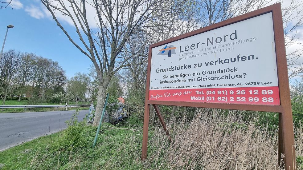 An der Zufahrt zum Industriegebiet Leer-Nord wird noch für freie Grundstücke geworben. Foto: Bothe