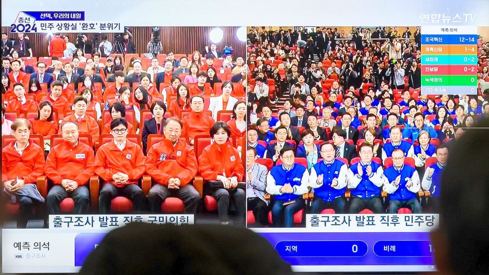 Die Opposition (r) jubelt, die regierende Volksmacht-Partei ist konsterniert. Zur Wahl in Südkorea waren mehr als 44,25 Millionen Bürger aufgerufen. Foto: Kim Jae-Hwan/Zuma Press/dpa