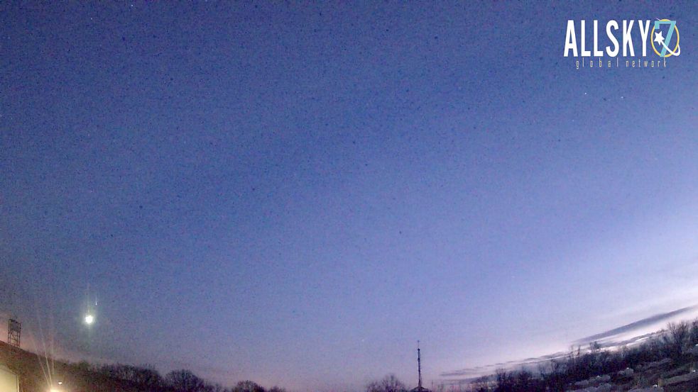 André Knöfel hat an dem Meteorologischen Observatorium Lindenberg (Bayern) des Deutschen Wetterdienstes ein sehr gutes Video von der großen Sternschnuppe, also der Feuerkugel, machen können. Sie ist in diesem Standbild unten links zu sehen. Foto: Screenshot von Video der DWD-Station
