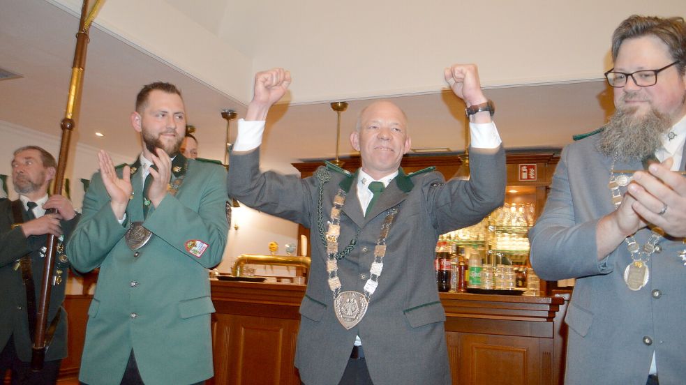 Jubelnd riss der neue Kreisschützenkönig Holger Röhrsch vom Schützenverein Folmhusen die Hände hoch, nachdem das Endergebnis bekannt gegeben worden war. Foto: Weers