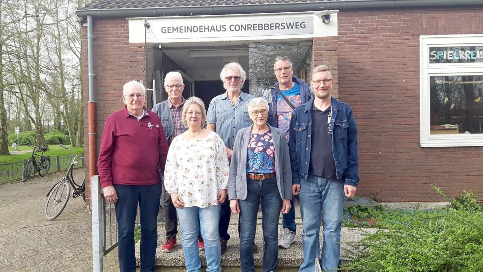 Nach der Versammlung stellte sich der Vorstand der Siedlergemeinschaft für ein Foto auf (von links): Klaus de Grave, Uwe Walther, Theda Geiken, Heinz Gosciniak, Hinrika Walther, Karlheinz Jever und Ingo Reck. Es fehlt Beisitzer Nils Hesse. Foto: privat